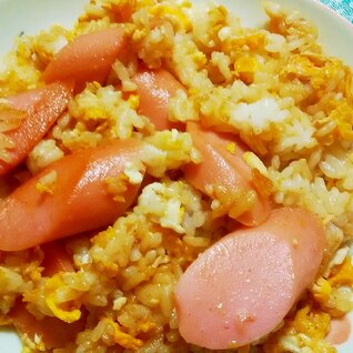 卵と魚肉ソーセージの焼き飯
